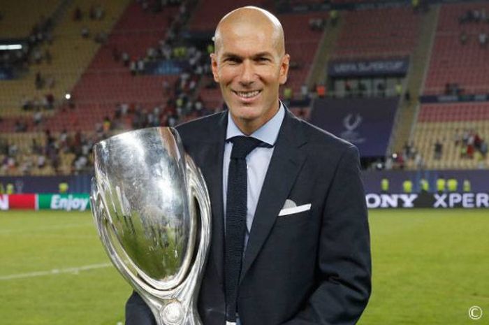 Pelatih Real Madrid Zinedine Zidane berpose dengan trofi Piala Super UEFA setelah timnya mengalahkan Manchester United 2-1 di Stadion Nacionalna Arena Filip II Makedonski, Skopje, Rabu (9/8/2017)