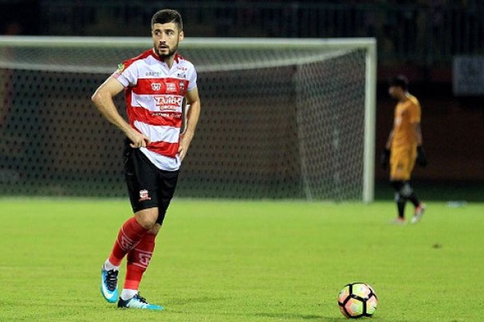 Gelandang serang Madura United asal Tajikistan, Nuriddin Davronov pada laga pra musim 2018.