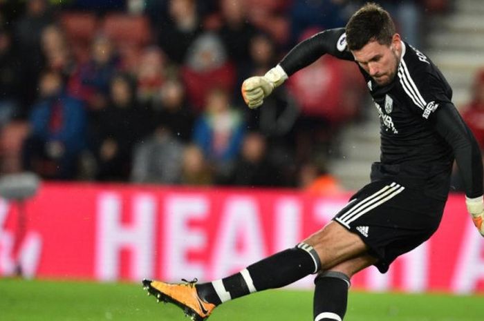 Kiper West Bromwich Albion, Ben Foster, mengambil tendangan ke gawang dalam partai Liga Inggris di kandang Southampton, St Mary's, 21 Oktober 2017.