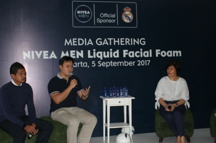 Striker senior Persija Jakarta sekaligus Brand Ambassador Nivea Men, Bambang Pamungkas (kiri), berdiskusi bersama Senior Brand Manager Men Face Care of Beiersdorf Indonesia, Michael Suwito (kedua dari kiri), dan Dermatologist, Dr Srie Prihianti Gondokaryono, SpKK, PhD, FINSDV, FAADV, Sekretaris Umum dari Perhimpunan Dokter Spesialis Kulit dan Kelamin Indonesia (PERDOSKI), pada peluncuran produk baru sabun muka cair pria Nivea Men di Jakarta Pusat, Selasa (5/9/2017).