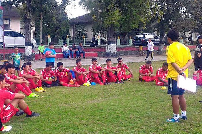 Pelatih Semen Padang, Syafrianto Rusli, memberi arahan kepada pemain dalam sesi latihan di lapangan Neusu Banda Aceh, Rabu (28/2/2018), jelang mengikuti turnamen Cawan Aceh 2018.