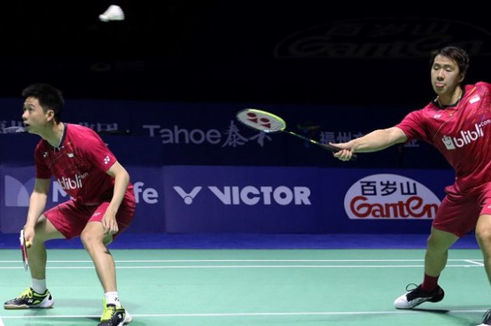 Pasangan ganda putra Indonesia, Marcus Fernaldi Gideon (belakang)/Kevin Sanjaya Sukamuljo mengembalikan kok ke arah Li Junhui/Liu Yuchen (China) pada babak semifinal turnamen China Terbuka 2017 di Haixia Olympic Sports Center, Fuzhou, Sabtu (18/11/2017).