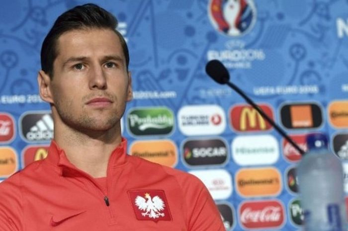 Gelandang tim nasional Polandia, Grzegorz Krychowiak, dalam jumpa pers jelang pertandingan pembuka Grup C Piala Eropa 2016 menghadapi Irlandia Utara di Nice, Prancis, pada 11 Juni 2016.