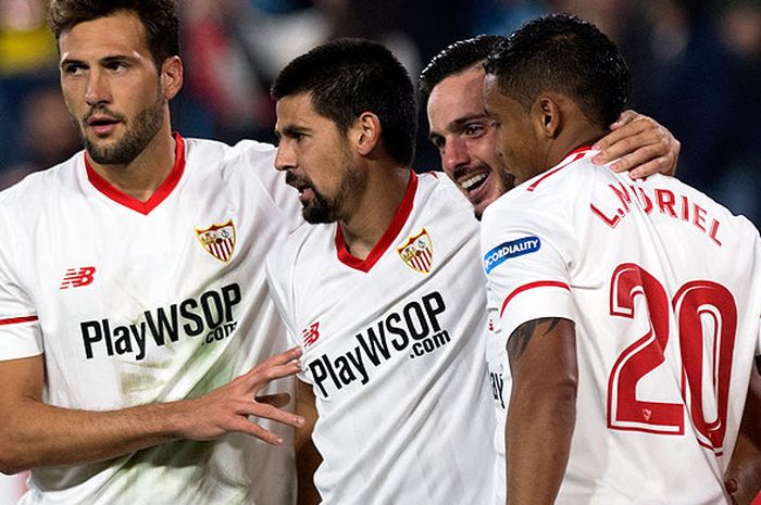 Penyerang Sevilla, Nolito (kedua dari kiri), merayakan gol bersama rekan setimnya saat melawan Celta Vigo dalam laga lanjutan Liga Spanyol 2017-2018 di Stadion Ramon Sanchez Pizjuan, Sevilla pada 18 November 2017.