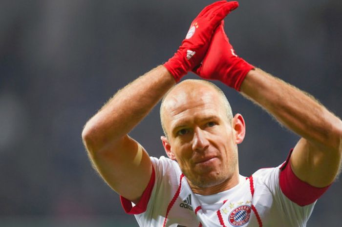  Penyerang sayap Bayern Muenchen, Arjen Robben, merayakan kemenangan timnya seusai pertandingan perempat final DFB Pokal menghadapi Paderborn di Stadion Benteler-Arena, Paderborn, Jerman, pada 6 Februari 2018. 