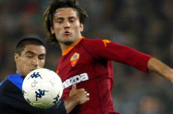 Vincenzo Montella (kanan) berduel dengan Ivan Cordoba dalam partai Liga Italia antara AS Roma lawan Inter Milan di Stadion Olimpico, Roma, 16 November 2002.