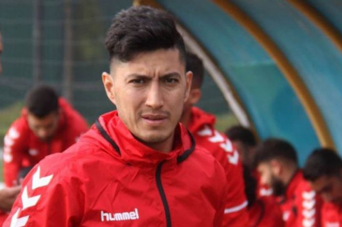 Defender timnas Afghanistan, Zohib Islam Amiri atau Haroon Fakhruddin.