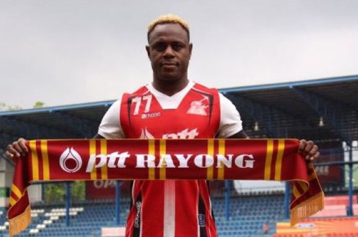 Victor Igbonefo saat diperkenalkan oleh PTT Rayong pada hari Kamis (10/1/2019).