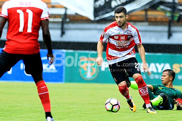 Aksi gelandang Madura United, Nuriddin Davronov, saat melawan PS Tira Bantul dalam laga pekan kedua Piala Presiden 2018 Grup C di Stadion Gelora Bung Tomo Surabaya, Jawa Timur, Selasa (23/01/2018) sore.