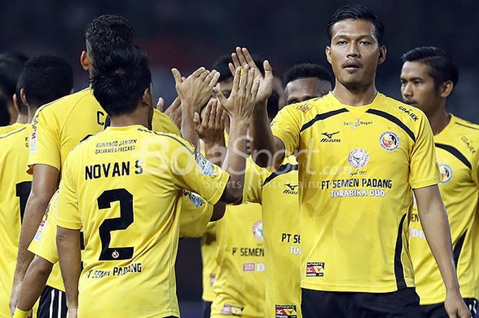 Pemain Semen Padang bersiap memulai laga melawan Persija Jakarta dalam laga lanjutan Liga 1 di Stadion Patriot Candrabagha Bekasi, Jawa Barat, Minggu (22/10/2017).