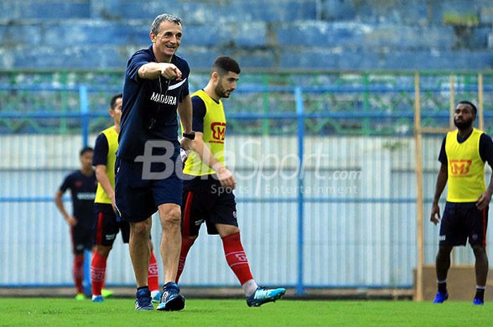 Pelatih Madura United, Milomir Seslija, memberi instruksi kepada pemainnya dalam latihan latihan rutin di Stadion Gelora Bangkalan, Jawa Timur Rabu (07/03/2018) sore.