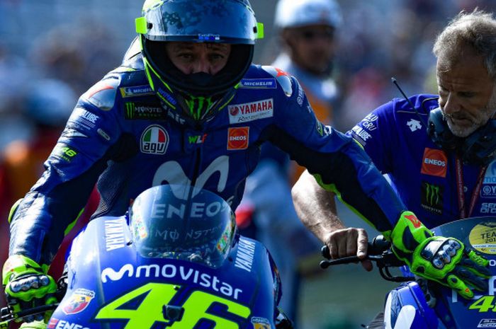  Valentino Rossi mendorong motor Yamaha M1 miliknya usai mengalami masalah teknis saat FP1 MotoGP Austria. 