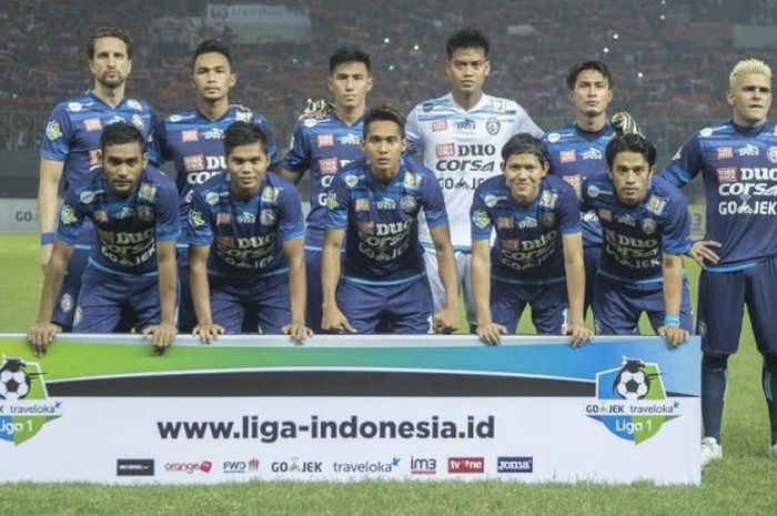 Para pemain Arema FC sebelum melakoni laga kontra tuan rumah Persija Jakarta pada pekan kesembilan Liga 1 musim 2017 di Stadion Patriot Chandrabaga, Kota Bekasi, 2 Juni 2017. 