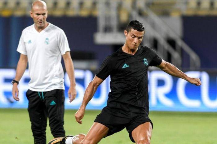 Pelatih Zinedine Zidane memerhatikan pemainnya, Cristiano Ronaldo, dalam sesi latihan tim di Philip II Arena, Skopje, Makedonia, 7 Agustus 2017.