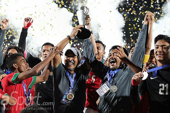 Pelatih timnas U-16 Indonesia, Fakhri Husaini, bersama anak asuhnya mengangkat trofi juara Piala 