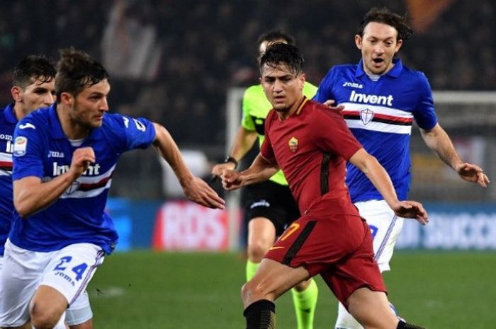 Pemain AS Roma, Cengiz Under, berhadapan dengan pemain Sampdoria,  Bartosz Bereszynsky, dalam laga Liga Italia di Stadion Olimpico pada Senin (29/1/2018) dini hari WIB.