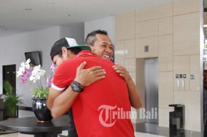 Salah satu penggawa Bali United, Abdul Rahman Sulaiman memeluk mantan pelatih kiper Bali United yang kini menangani Timnas U-19, Jarot Supriyadi, kamis (28/9/2017). 