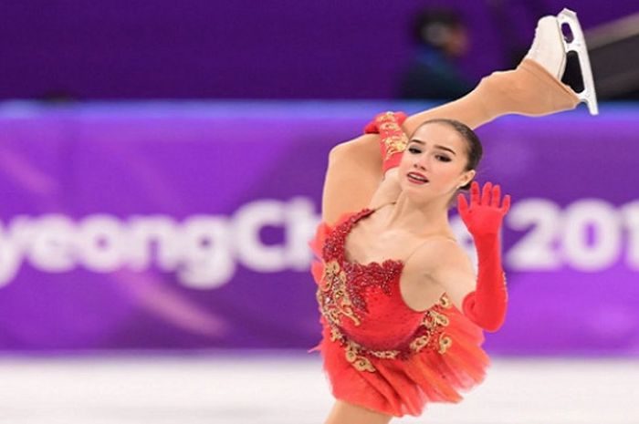 Atlet figure skating asal Rusia, Alina Zagitova, saat tampil pada nomor free skating Olimpiade Musim Dingin PyeongChang 2018, Jumat (23/2/2018).