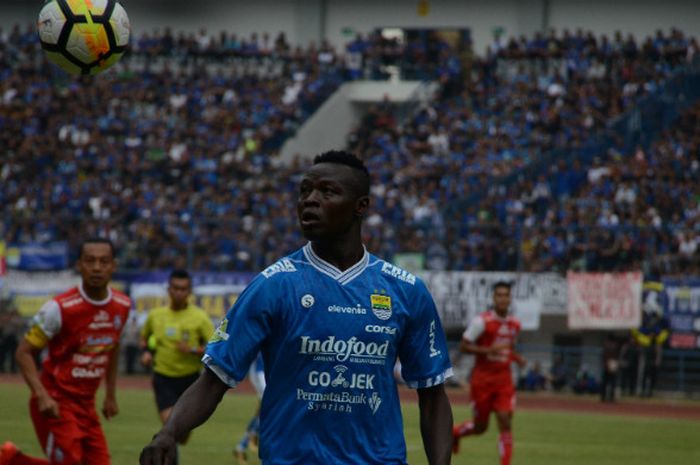 Striker Persib Bandung yang juga kapten Timnas Chad, Ezechiel N'Douassel saat melawan Arema di Stadion Gelora Bandung Lautan Api  (GBLA), Bandung.