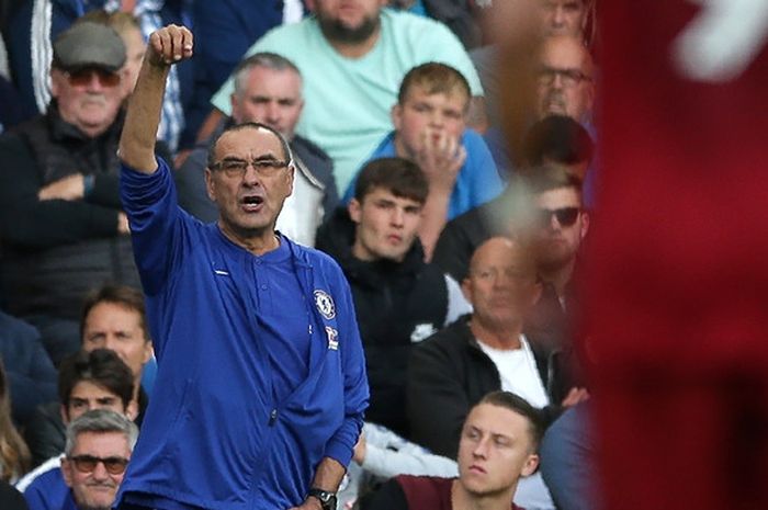 Ekspresi pelatih Chelsea, Maurizio Sarri, dalam laga Liga Inggris kontra Liverpool FC di Stadion Stamford Bridge, London, Inggris pada 29 September 2018.