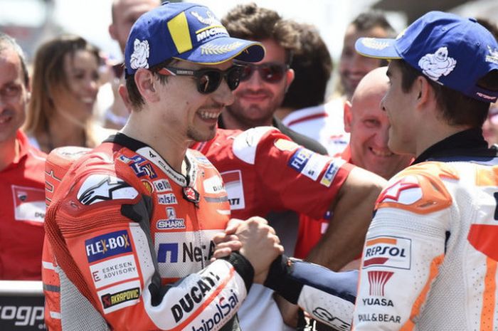    Jorge Lorenzo dan Marc Marquez akan menjadi rekan satu tim di tim Repsol Honda pada musim 2019.   