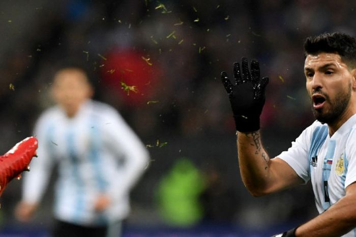 Reaksi striker Argentina, Sergio Aguero, dalam laga persahabatan kontra Rusia di Stadion Luzhniki, Moscow, Rusia, pada 11 November 2017.