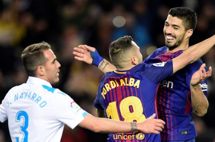 Striker FC Barcelona, Luis Suarez (kanan), merayakan gol timnya bersama Jordi Alba dalam laga Liga Spanyol kontra Deportivo La Coruna di Stadion Camp Nou, Barcelona, pada 17 Desember 2017.