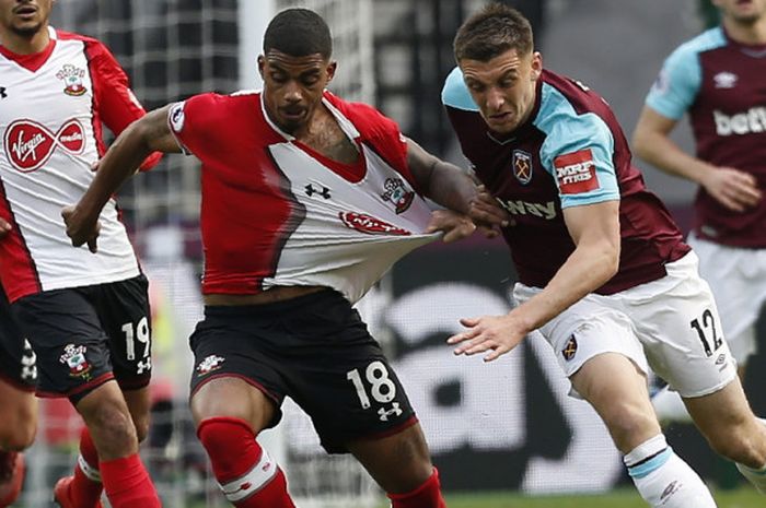 Gelandang Southampton, Mario Lemina (18), berduel dengan striker West Ham United, Jordan Hugill (12), dalam laga Liga Inggris 2017-2018 di London Stadium, London, Inggris, pada Sabtu (31/3/2018).