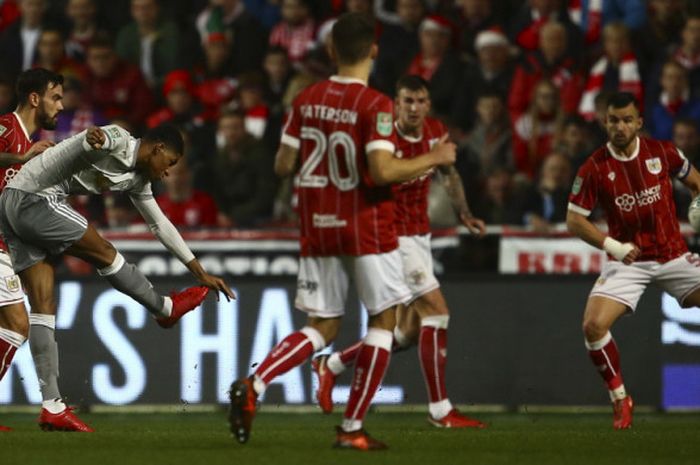 Para pemain Bristol City (baju merah), mengawal striker Manchester United, Marcus Rashford, yang mencoba melepaskan sebuah tendangan dalam pertandingan perempat final Piala Liga Inggris 2017-2018 di Stadion Ashton Gate, Bristol, Inggris, pada Rabu (20/12/2017).