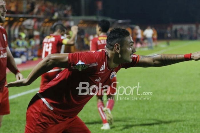 Bek Persija Jakarta, Jaimerson da Silva, merayakan gol ke gawang Persib Bandung di Stadion PTIK, Jakarta, Sabtu (30/6/2018).