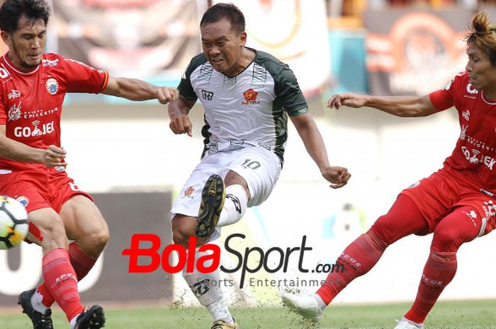 Gelandang PS Tira, Wawan Febriyanto di antara dua pemain Persija, Michael Orah dan Asri Akbar (kanan