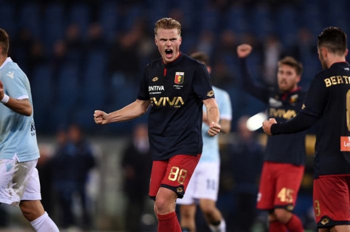 Gelandang Genoa, Oscar Hiljemark (tengah), merayakan kemenangan atas Lazio dalam laga Liga Italia di Stadion Olimpico, Roma, pada 5 Februari 2018.