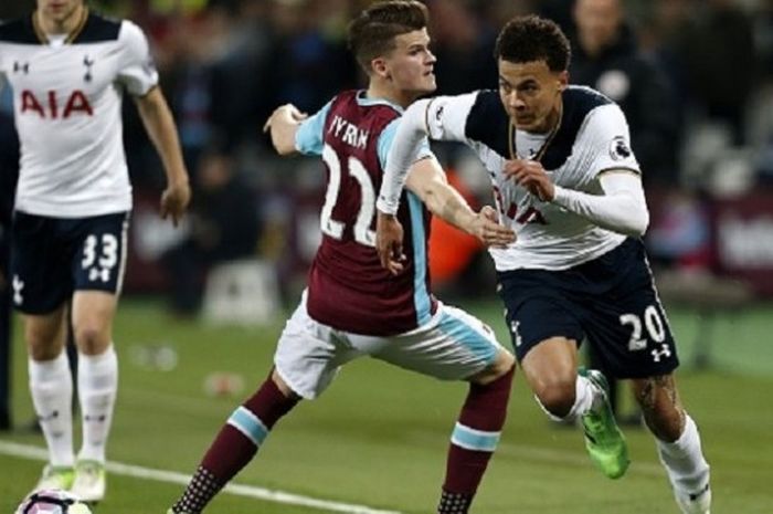 Dele Alli mencoba melewati penjagaan Sam Byram saat Tottenham Hotspur bertandang ke markas West Ham United, The London Stadium, Jumat (5/5/2017), 