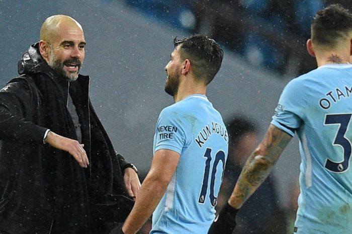 Manajer Manchester City, Josep Guardiola (kiri), berbicara dengan Sergio Aguero seusai laga Liga Inggris kontra West Bromwich Albion di Stadion Etihad, Manchester, pada 31 Januari 2018.