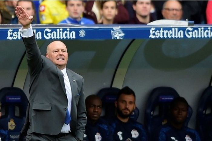 Pepe Mel memberikan instruksi saat Deportivo La Coruna melawan Barcelona pada partai lanjutan La Liga di Stadion Riazor, 12 Maret 2017.