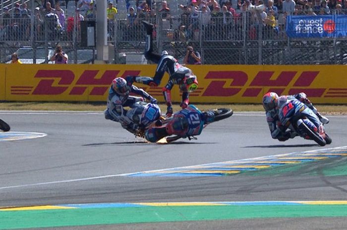 Momen kecelakaan yang melibatkan Marco Bezzecchi dan Jorge Martin pada putaran terakhir balapan Moto3 GP Prancis 2018, Minggu (20/5/2018).