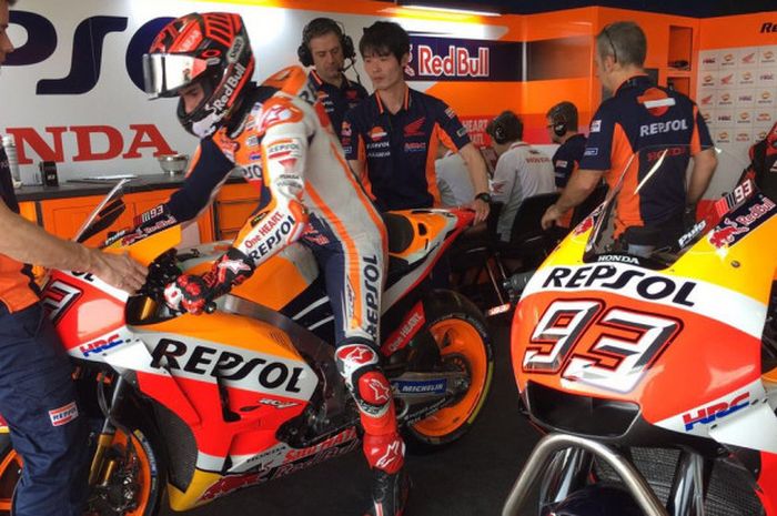 Pebalap tim Repsol Honda, Marc Marquez, saat tes pramusim Thailand di Sirkuit Buriram, Thailand, Jumat (16/2/2018).