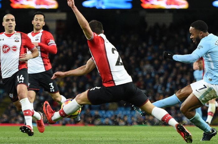 Aksi gelandang Manchester City, Raheem Sterling (kanan), saat melepaskan tendangan yang berbuah gol kemenangan  ke gawang Southamptondalam pertandingan Liga Inggris 2017-2018 di Stadion Etihad, Manchester, Inggris, pada 29 November 2017. 