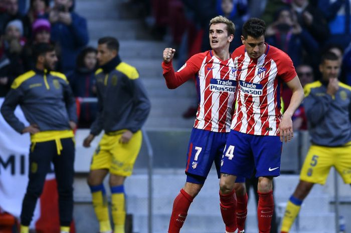 Striker Atletico Madrid, Antoine Griezmann (kiri), merayakan golnya bersama Jose Gimenez dalam laga Liga Spanyol kontra Las Palmas di Stadion Wanda Metropolitano, Madrid, pada 28 Januari 2018.