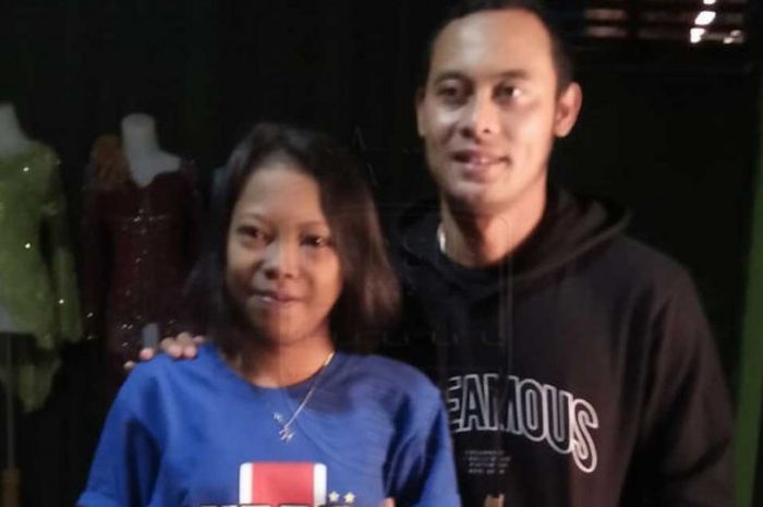 Pemain Persib Bandung, Atep, menjenguk salah satu bobotoh wanita bernama Nadia Syafakillah. 