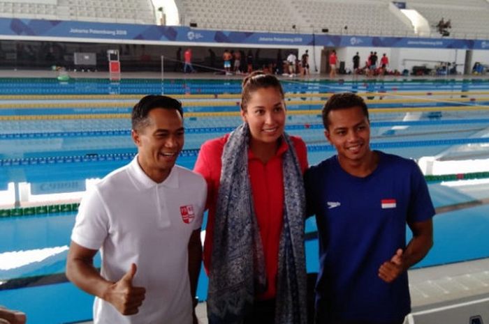 Ketua umum PRSI, Anindya Novyan Bakrie bersama dengan atlet renang Belanda Keturunan Indonesia, Ranomi Kromowidjojo, dan atlet renang andalan Indonesia, I Wayan Siman Sudartawa di Aquatic Center, Gelora Bung Karno, pada, Rabu, (15/8/2018).