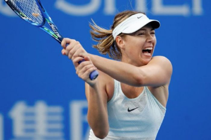 Petenis Rusia, Maria Sharapova, saat beraksi pada ajang Shenzhen Open 2018 yang digelar pada pekan pertama kompetisi WTA musim 2018.