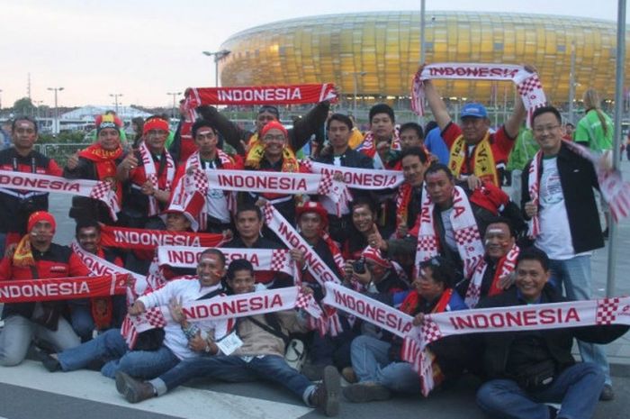 Para pendukung asal Indonesia membentangkan syal timnas Indonesia di depan PGE Arena pada sela-sela pertandingan Piala Eropa 2012. 