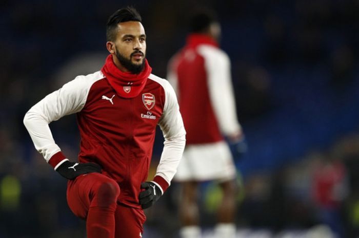 Pemain Arsenal, Theo Walcott, menjalani pemanasan menjelang laga leg pertama semifinal Piala Liga Inggris kontra Chelsea di Stadion Stamford Bridge, London, pada 10 Januari 2018.