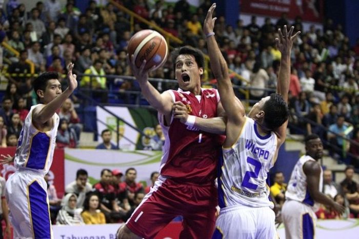 Kapten tim Bank BJB Garuda Bandung, Diftha Pratama, berupaya melakukan lay-up seraya dijaga pemain JNE Siliwangi, Tri Wilopo, pada laga derby di C-Tra Arena, Bandung, Jawa Barat, Jumat (17/3/2017).