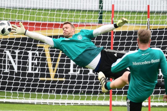 Kiper Jerman, Manuel Neuer, menjalani sesi latihan di Rungghof training center, Bolzano, Italia pada 24 Mei 2018.