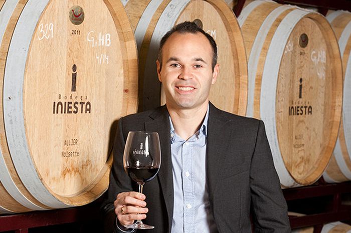 Andres Iniesta berfoto di gudang wine Bodega Iniesta