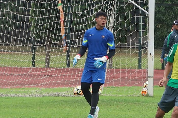 Kiper Timnas U-19 Indonesia, Muhammad Royandi, jalani pemusatan latihan (TC) tahap kedua di lapangan Universitas Negeri Yogyakarta, Kamis (21/6/2018),