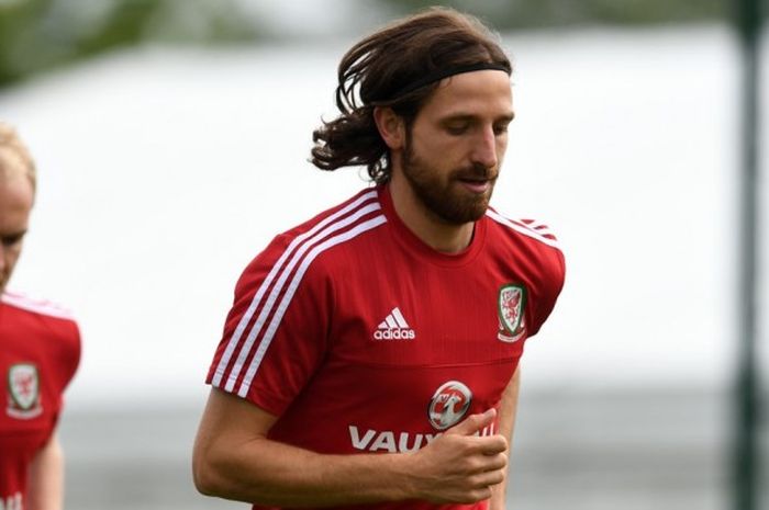 Gelandang Wales yang pernah bermain untuk Liverpool FC, Joe Allen (kanan).