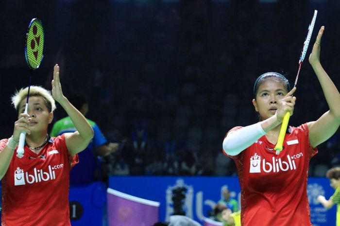  Pasangan ganda putri Indonesia, Greysia Polii/Apriyani Rahayu, melakukan selebrasi setelah memenangi laga babak kesatu turnamen Indonesia Open 2018 di Istora Senayan, Jakarta, Selasa (3/7/2018). 